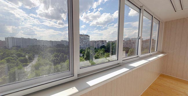 Чем застеклить балкон: ПВХ или алюминием Истра