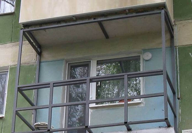Альтернативное остекление балкона оргстеклом вместо стекла Истра